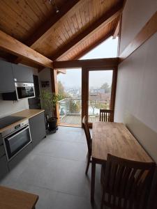 eine Küche mit einem Holztisch und einem großen Fenster in der Unterkunft Ferienwohnung Schillerstaße in Haiger + 16 Fotos
