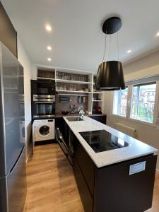 a kitchen with a black and white counter top at Balcón del cubo in Covaleda