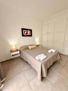 a bedroom with a bed with two towels on it at Pausa Bragado in Bragado
