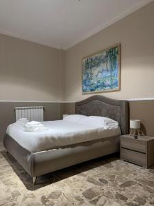 a bedroom with a bed and a painting on the wall at B&B Sorgenti del Gari in Cassino