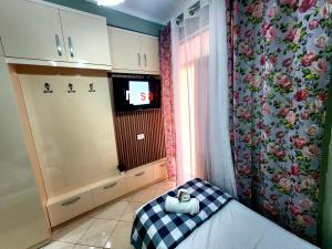 a room with a bed and a tv in it at Apartament me qira ditore "AGA"Fier in Fier