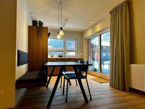 a dining room with a table and a window at Berghaus Wanderlust in Mallnitz