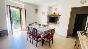 a kitchen and dining room with a table and chairs at Appartamento da Mery in Asso