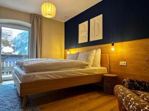 a bedroom with a bed and a window at Berghaus Wanderlust in Mallnitz