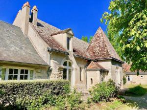 an old stone house with a roof at Villandry - Domaine de l'Augeonnière in Villandry +8 photos
