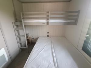 a bedroom with two bunk beds and a ladder at Cottage haut de gamme, tout confort in Agde