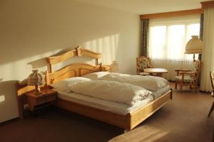 a bedroom with a large bed with a wooden frame at Gemeinschaftshaus im Oberdorf in Lützelflüh