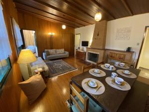a living room with a table and a living room at Campos do Jordão à moda antiga in Campos do Jordão