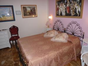 a bedroom with a bed and a dresser at Primettahouse in San Gimignano