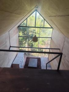 a room with a bench and a large window at Cabañita para 2 in Villa Serrana