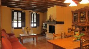 sala de estar con mesa y chimenea en Casa Rural San Anton Cuenca, en El Provencio