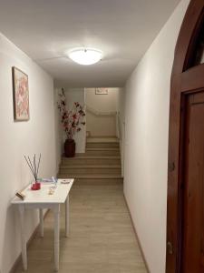 ein Flur mit einem Tisch und einer Treppe in einem Zimmer in der Unterkunft Casa Luisetta in Città della Pieve