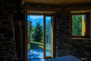 um quarto com uma janela com vista para uma montanha em Palloza Baltasar em Castelo