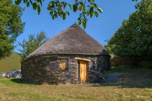 a small stone building with a grass roof at Palloza Baltasar in Castelo