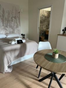 a bedroom with a bed and a table and a table at Villa Uma con Idromassaggio e Parcheggio Privato in Sannicandro Garganico
