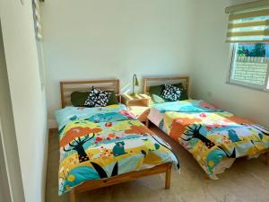 two beds sitting next to each other in a room at Casa Boho - Heated Pool, Private Grill & Garden - Xochitepec in Tezoyuca +12 photos