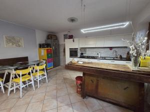a kitchen with a counter and some yellow appliances at La Volpe e L'Iris in Campiano, Province of Verona +2 photos