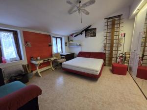 a room with a bed and a desk in it at La Volpe e L'Iris in Campiano, Province of Verona