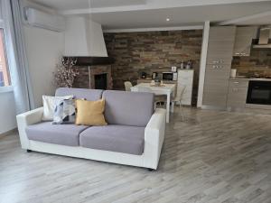a living room with a couch and a kitchen at Cannella Comfort Apartment in Bellagio +14 photos