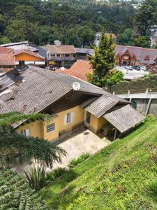 an overhead view of a house in a village at Refúgio da Serra - com lareira - 900m do Capivari in Campos do Jordão