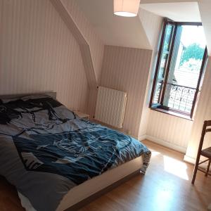 a bedroom with a bed and a window at Rest'ô Bar Les 2 Ponts in Saint-Simon