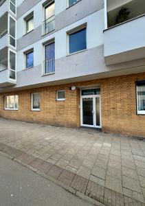 a brick building with a door in front of it at MaMaFeWo - EG Innenstadt - Privater Parkplatz - 2 Schlafzimmer - 24h Check-in - Highspeed WLAN - Streaming in Braunschweig