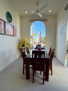 a dining room with a table and chairs at LANBA Homestay in Phan Rang–Tháp Chàm