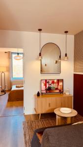 a living room with a fish tank on the wall at Le Modern Silhouette - Home Homy in Montluçon +29 photos