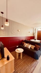 a living room with a couch and a table at Le Modern Silhouette - Home Homy in Montluçon