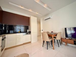 a kitchen and dining room with a table and chairs at SA Apartments! Luxury 2BR with Private Beach Access in Alanya