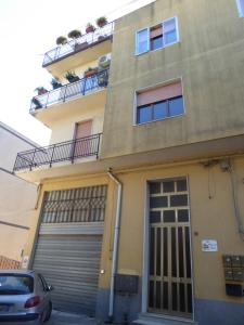 a building with a gate and a garage at The Shamrock House in Palazzolo Acreide