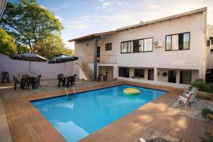 a swimming pool in front of a house at Casa Faya Foz in Foz do Iguaçu