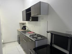 a kitchen with a stove and a counter top at San Luis Apartamento 102 Cúcuta in Cúcuta