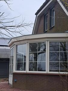 eine überdachte Veranda an einem Haus in der Unterkunft Dereshoeve in Bunschoten