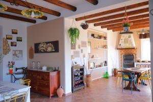 a kitchen and dining room with a table and chairs at Casa Luce in Caltabellotta +13 photos