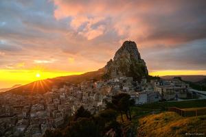 a view of a city at sunset with a mountain at Casa Luce in Caltabellotta