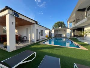 an image of a house with a swimming pool at Casa-Pel Villa Grande in Palatswe