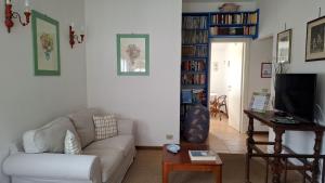 a living room with a couch and a table at A casa di Berta in Pietrasanta