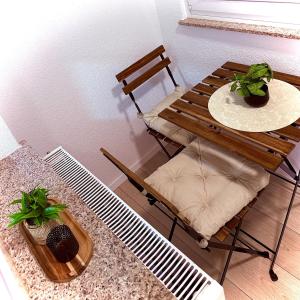 ein Tisch und Stühle in einem Raum mit einem Tisch in der Unterkunft Studio Enemia in Lesce