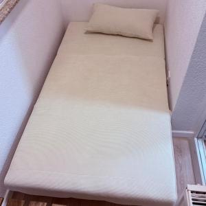 ein Bett in der Ecke eines Zimmers in der Unterkunft Studio Enemia in Lesce