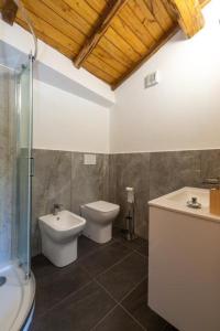 ein Badezimmer mit Toilette und Waschbecken in der Unterkunft Camera SIRINA in Fezzano