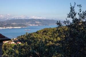Blick auf ein großes Gewässer mit einem Haus in der Unterkunft Camera SIRINA in Fezzano