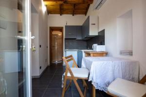 eine Küche mit Tisch und Stühlen in einem Zimmer in der Unterkunft Camera SIRINA in Fezzano