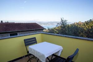 Ein Tisch und Stühle auf einem Balkon mit Blick auf das Meer in der Unterkunft Camera SIRINA in Fezzano