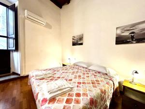 a bedroom with a bed with towels on it at Vintage Flat, Centro storico, Cagliari in Cagliari