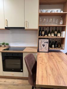 eine Küche mit einem Tisch mit einem Haufen Weinflaschen in der Unterkunft Wine story in Irig