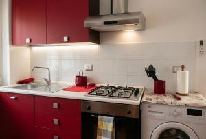 a kitchen with a stove and a washing machine at Rifugio collina del Sacro Cuore in Ascoli Piceno
