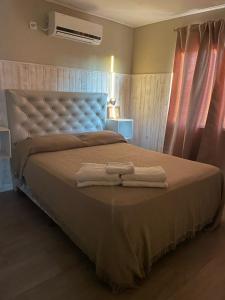 a bedroom with a bed with two towels on it at Terra y Rio in Gualeguaychú