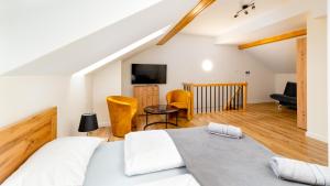 a bedroom with a bed and a living room at Apartament Komfort Lux in Karpacz