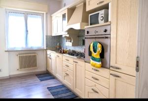 a kitchen with a stove with a towel on the oven at Casa Sacchet a Longarone in Longarone